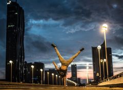 Handstand Reichsbrücke